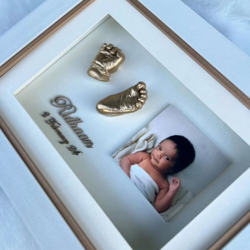 Baby hand and foot cast with newborn photo keepsake frame — Ribhan